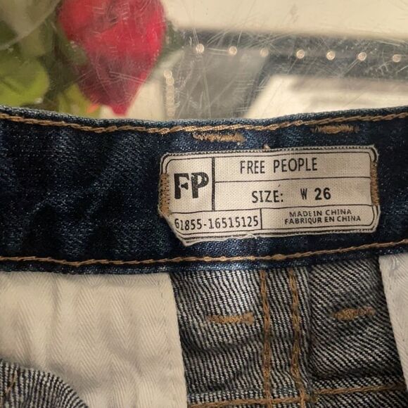 Ladies FREE PEOPLE DENIM SHORTS .. - Picture 6 of 6
